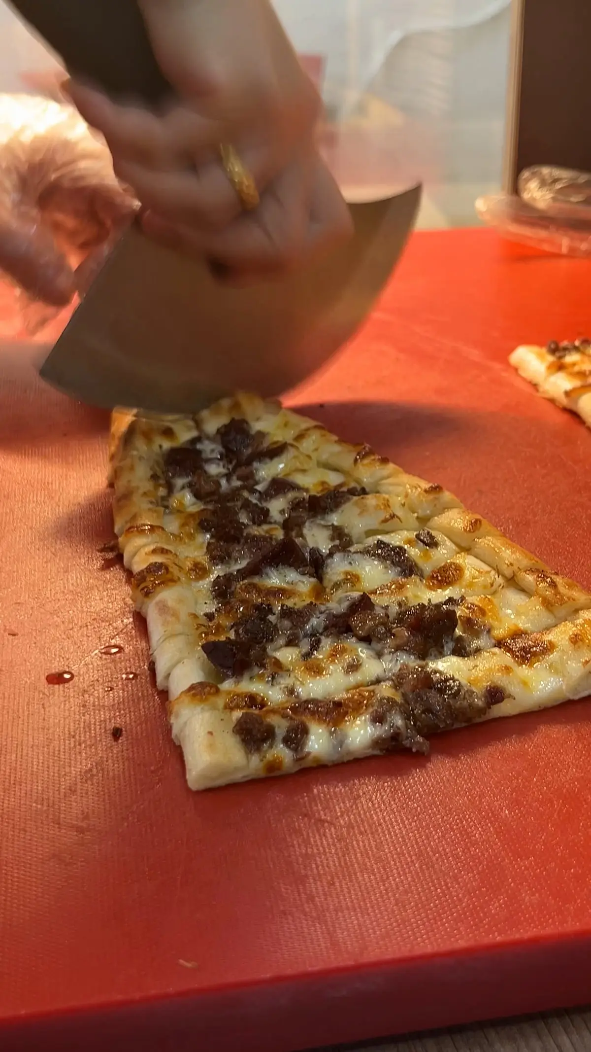 Kavurmalı kaşarlı Karadeniz pidesi eğri bıçakla dilimleniyor