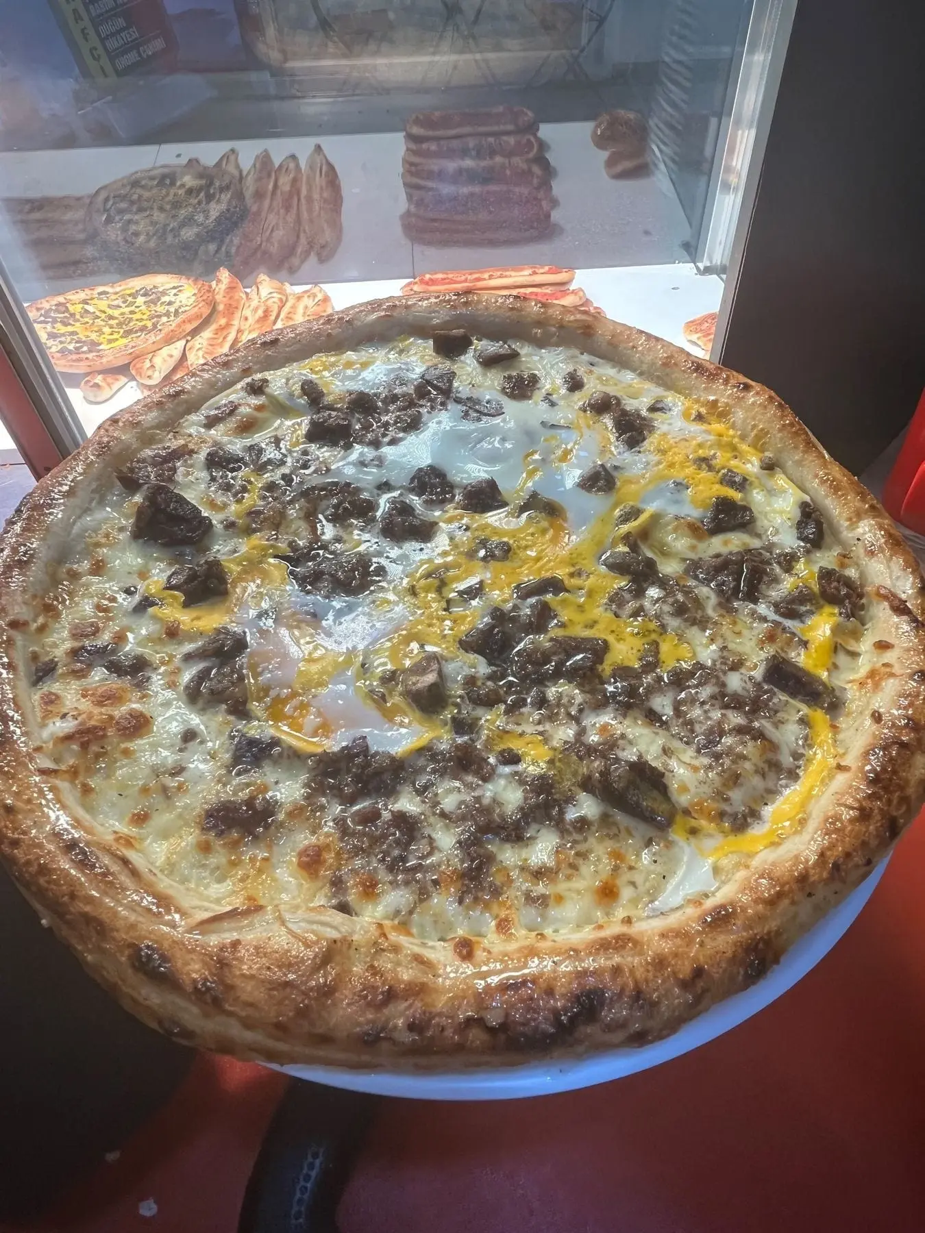 Kavurmalı, kaşarlı yuvarlak Karadeniz pidesi