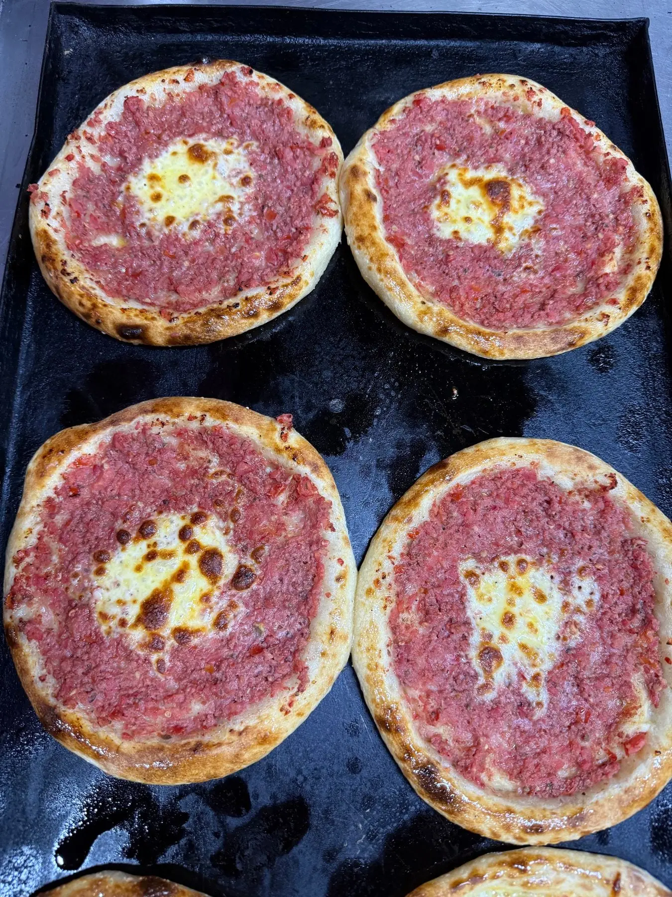 Tepside ortası kaşarlı dört yuvarlak kıymalı pide