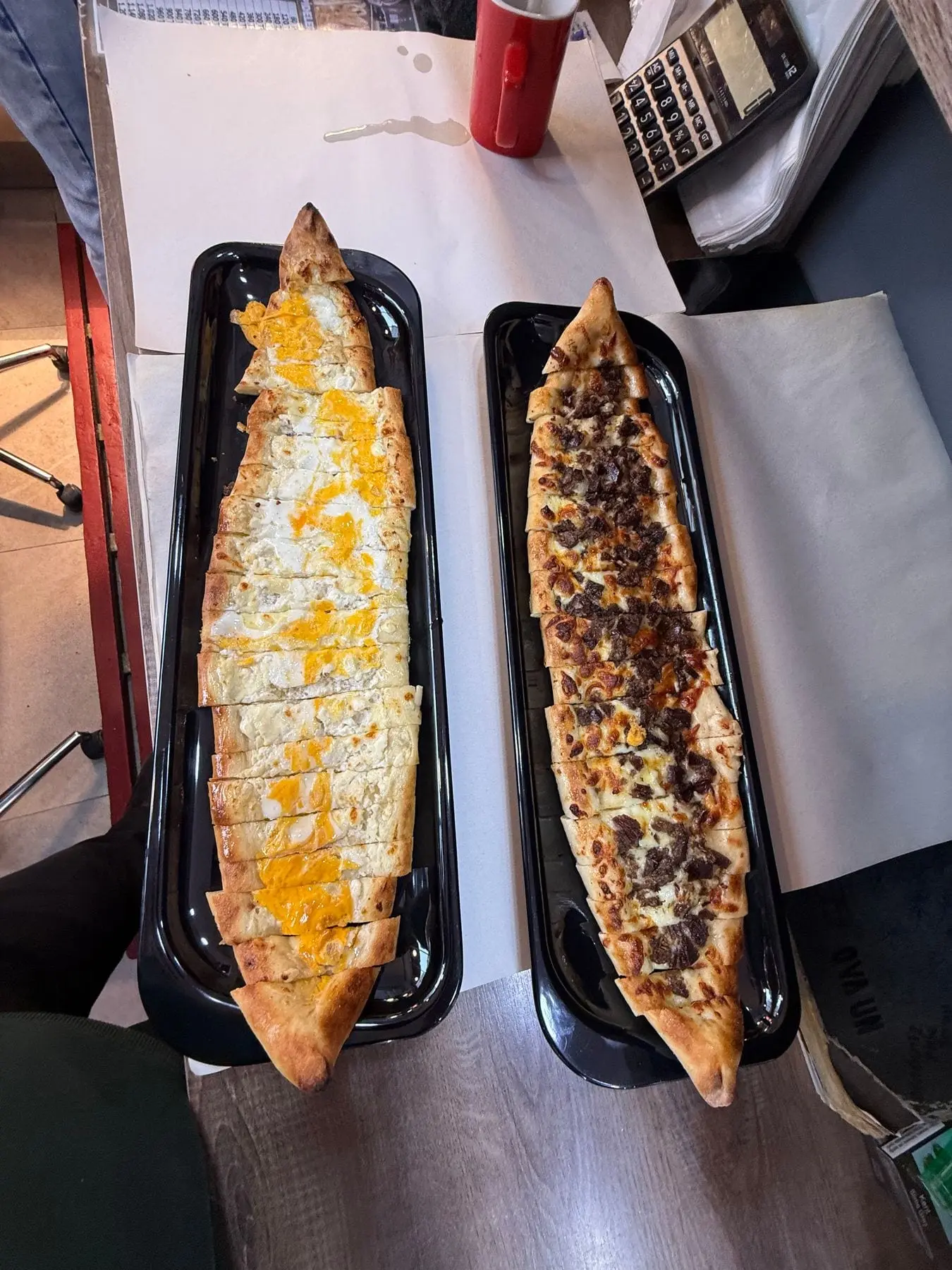 Paket tabağında dilimlenmiş iki uzun Karadeniz pidesi