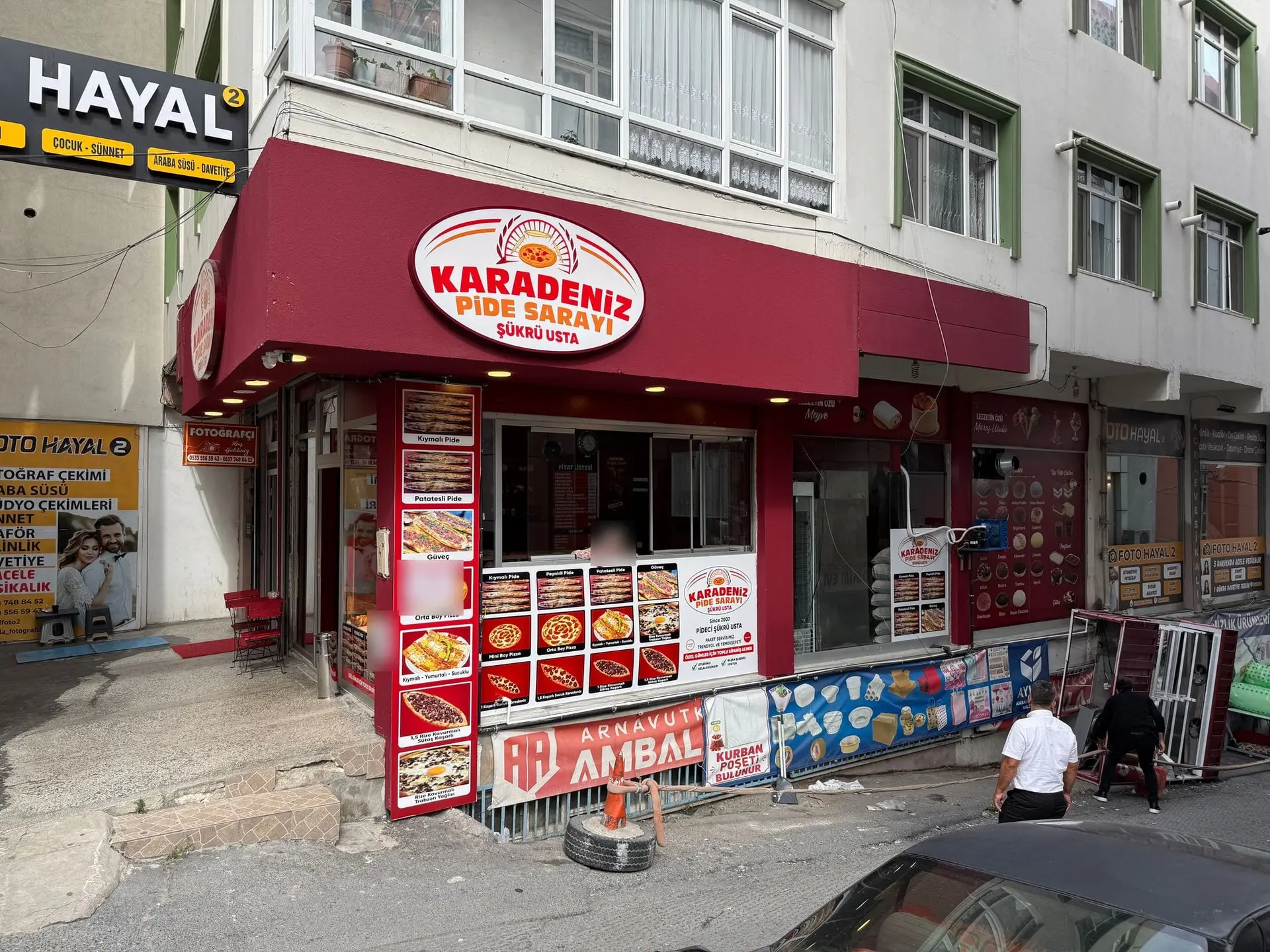 Muzaffer Sokak köşesindeki bordo cepheli Karadeniz Pide Sarayı dükkânı