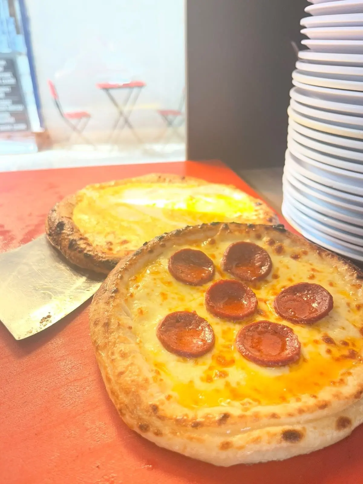 Tezgâhta sucuklu pizza ve yumurtalı pide
