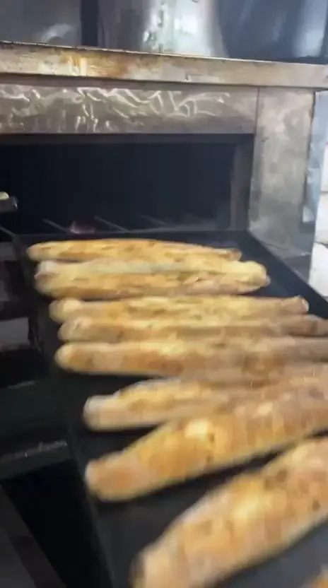Fırın ağzında tepsi dolusu kapalı pide
