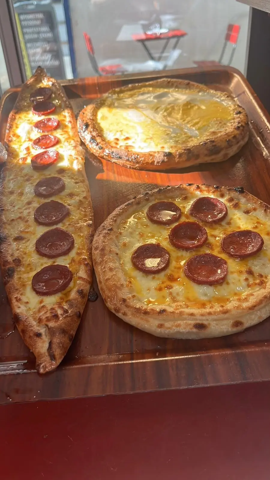 Tahta tepside kaşarlı sucuklu Karadeniz pidesi, sucuklu pizza ve yumurtalı pide