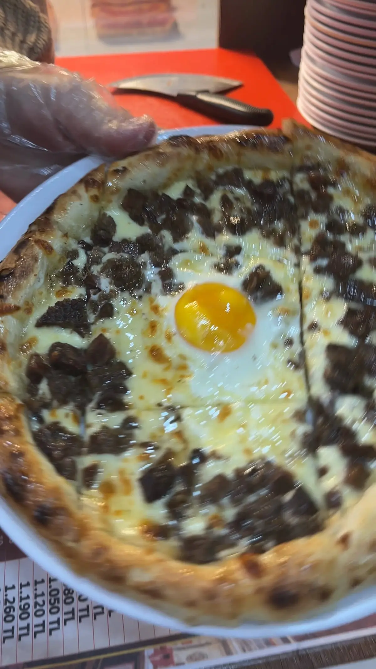 Ortasında yumurta olan yuvarlak Trabzon yağlısı pidesi