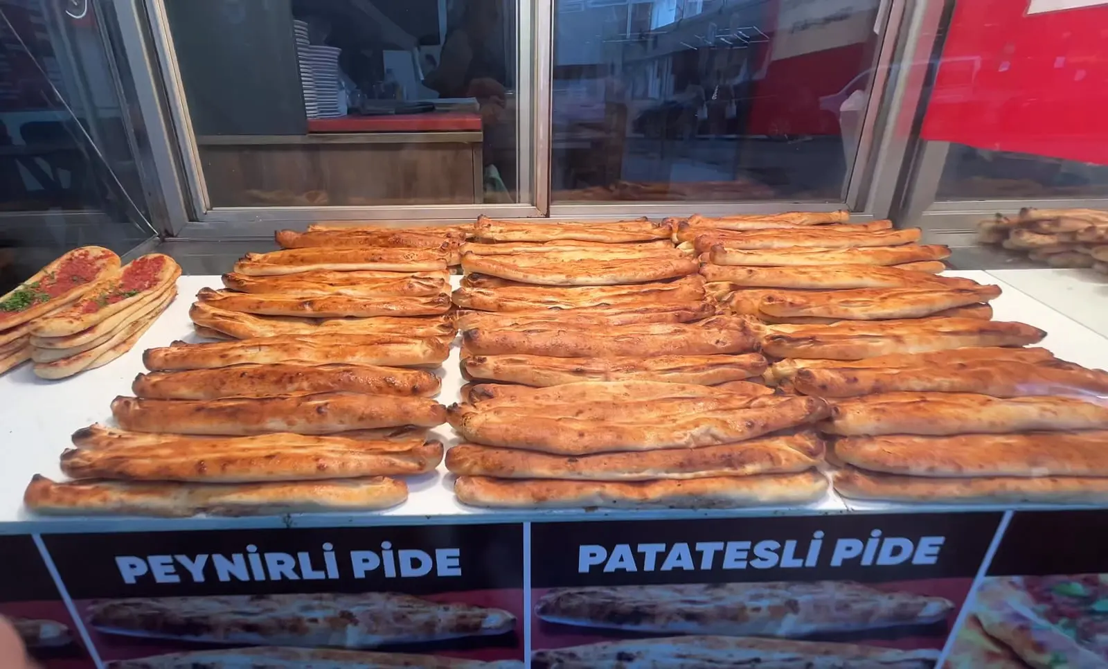 Vitrinde sıra sıra dizilmiş kapalı pideler